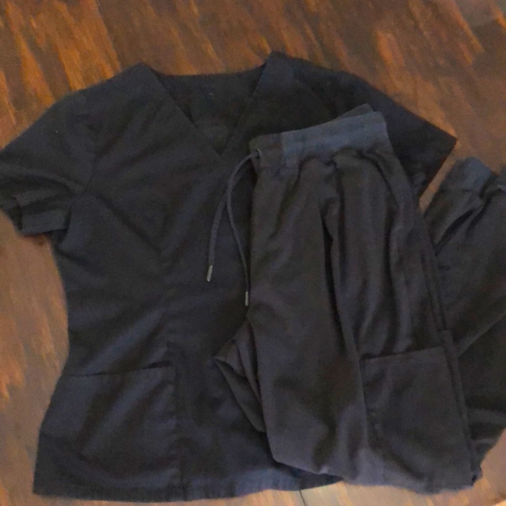 Jaanuu Scrub Set